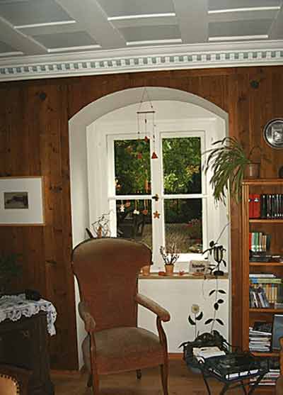 Holzvertäfelung und Fensternische